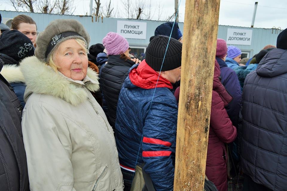 Красный Крест начал строить новое укрытие в КПВВ “Станица Луганская”, увидев страдания пенсионерки (фото)