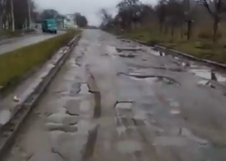 Луганчане из машин показали, как сейчас выглядят городские дороги (видео 18+)