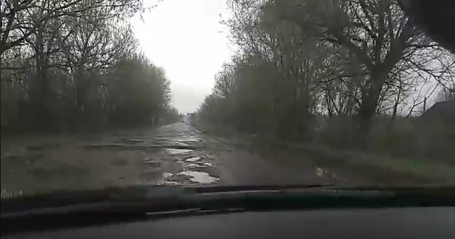 Пока чиновники обещают: водитель показал реальное состояние дорог в Луганской области (фото, видео)