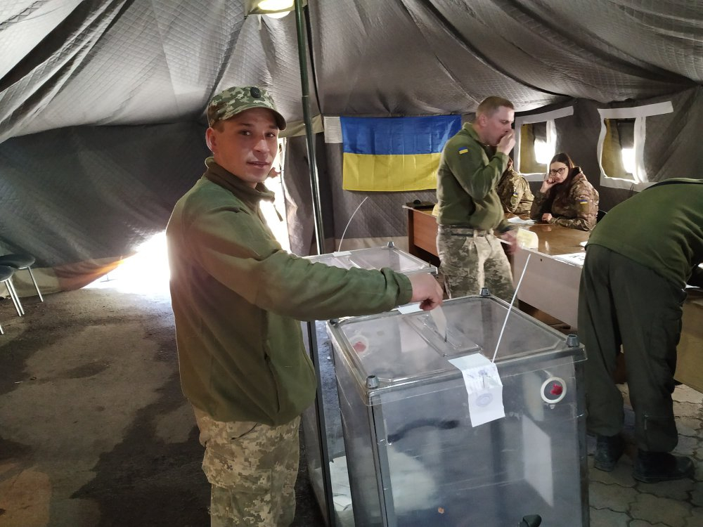 Появились фото с участков на передовой Донбасса, где голосуют военные