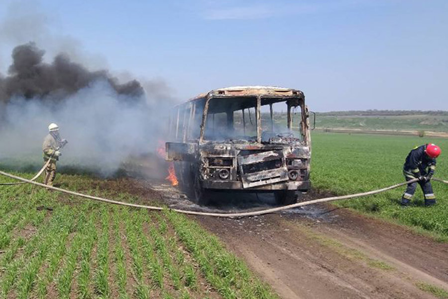 В Донецкой области сгорел автобус