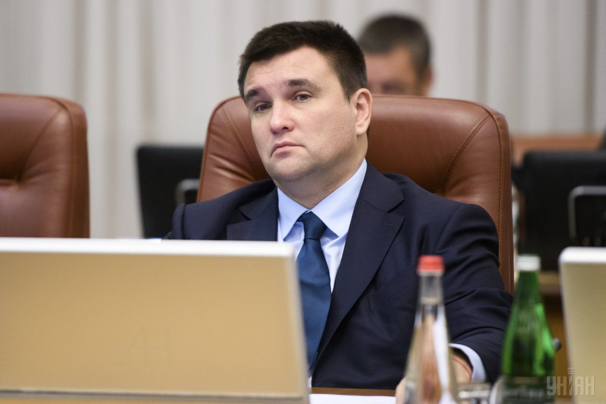 Министр иностранных дел призвал украинцев в ОРДЛО не брать российские паспорта