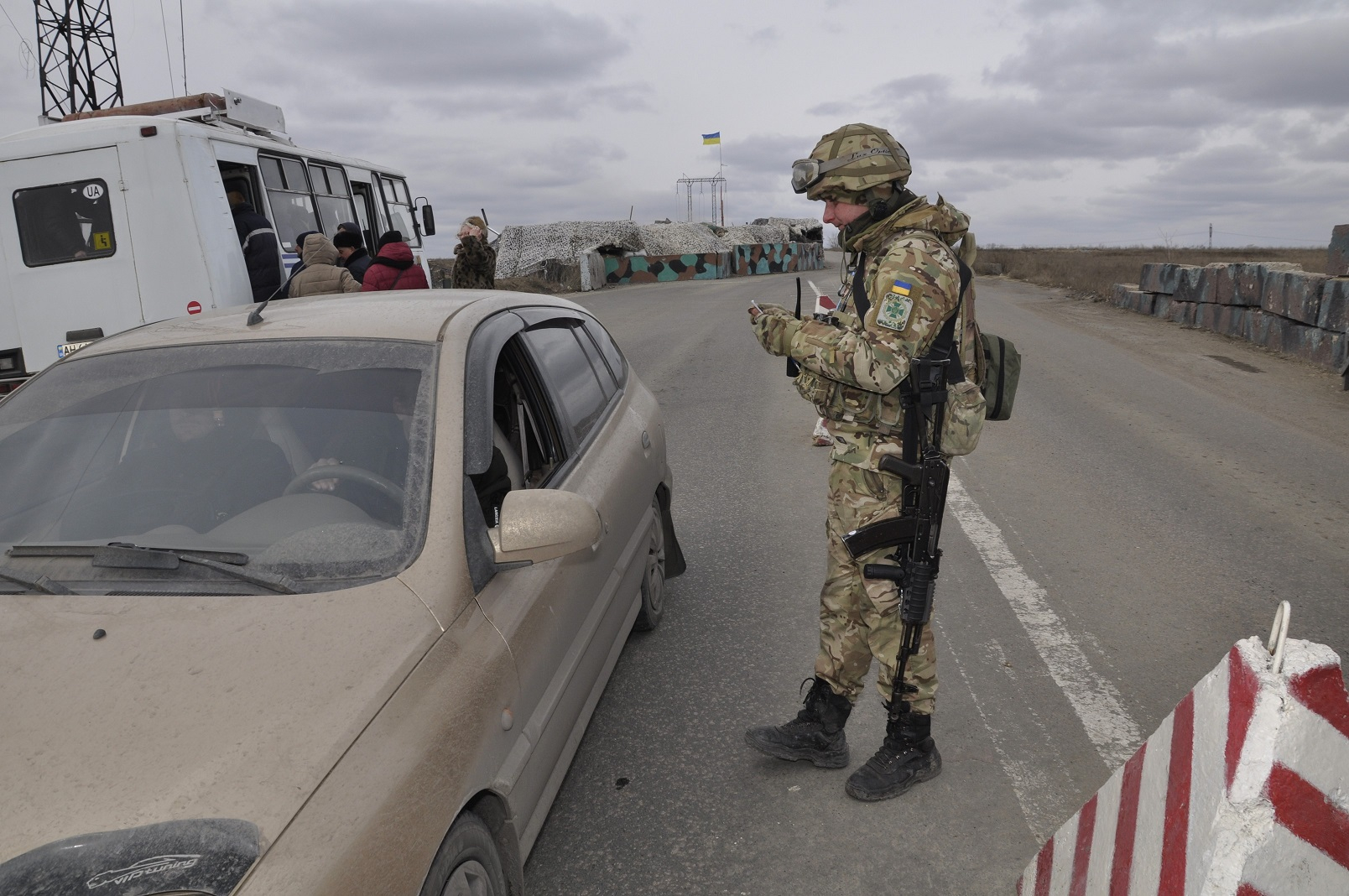 Ситуация в КПВВ: на выезд из “Марьинки” скопилось более 50 машин