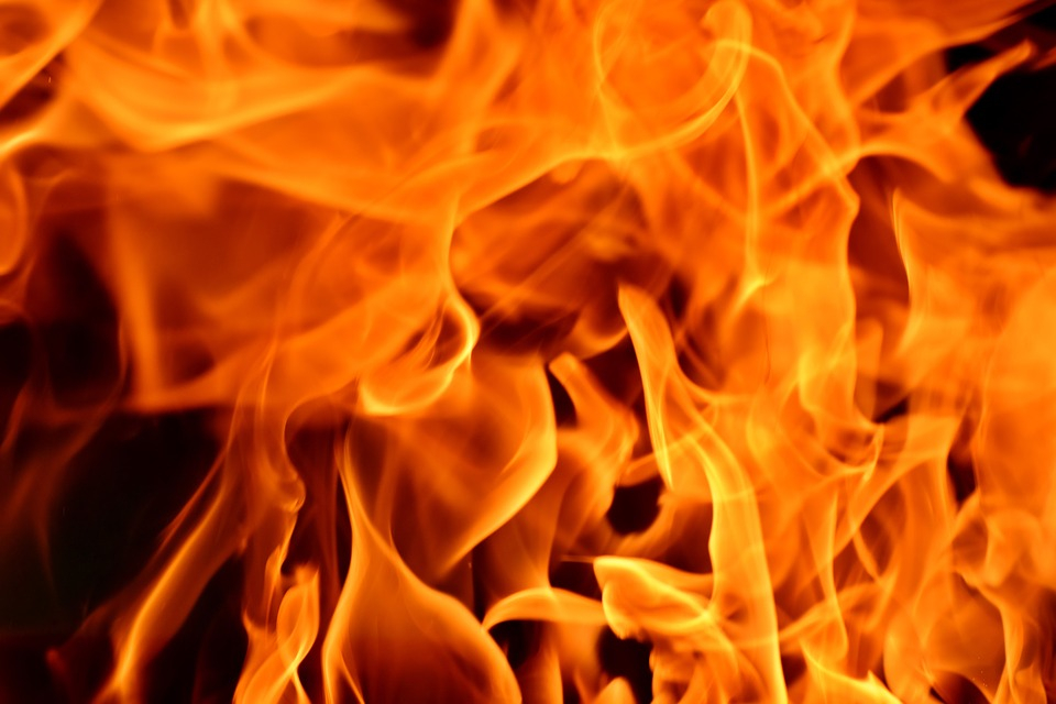 В Сватовском районе спасатели потушили пожар в частном домовладении