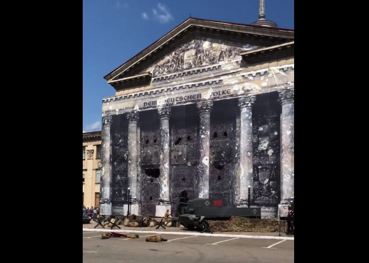 В Луганске “взяли Рейхстаг” и водрузили над ним знамя (видео)