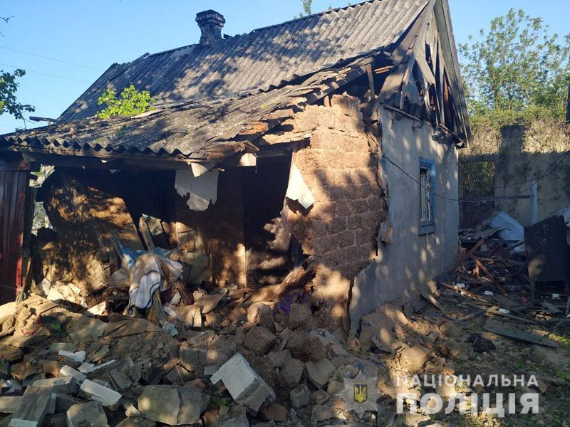 Жилые районы Марьинки попали под обстрел боевиков - повреждены дома и машины (фото)