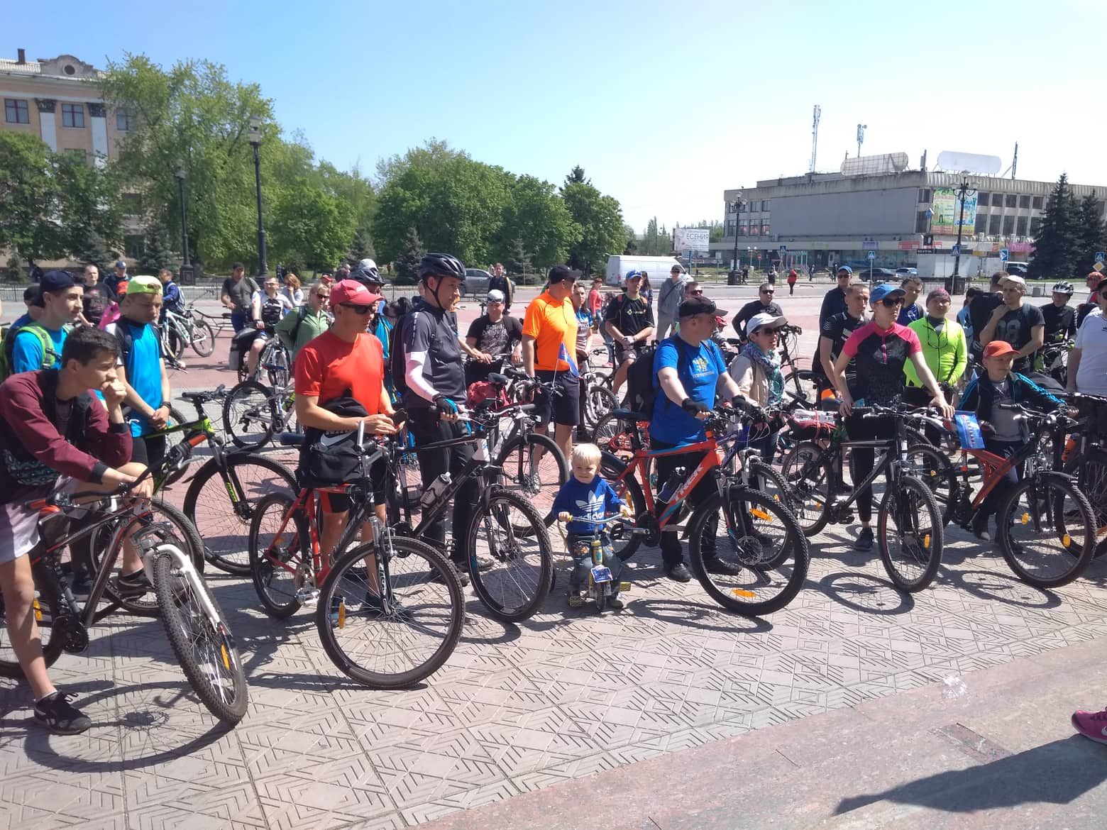В Лисичанске проходит ежегодный велозаед с участием патрульных (фото)
