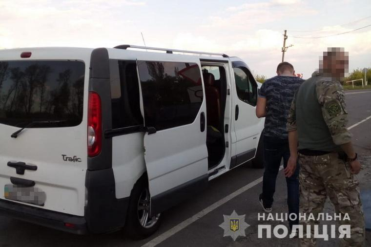 Полицейские Луганщины на блокпосту нашли поддельные документы у водителя автобуса (фото)