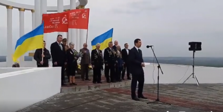 Под Лисичанском нардеп Дунаев выступил под коммунистическими флагами