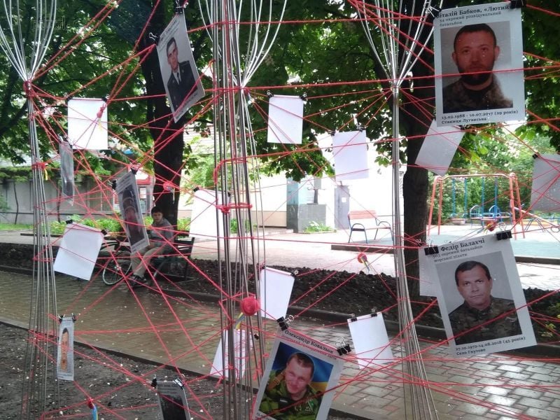 В центре Мариуполя появилась инсталляция в память о погибших на Донбассе солдатах ВСУ