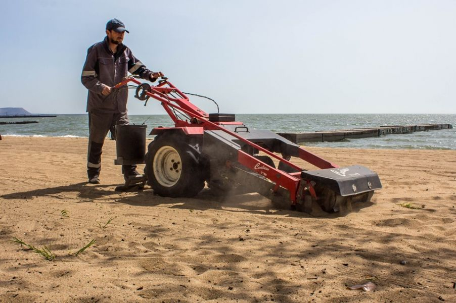 Пляжи Мариуполя расчищают итальянскими машинами
