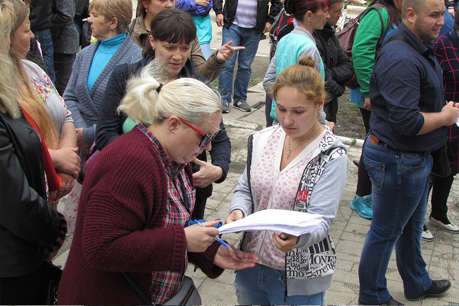 В Покровске местные жители собрались на митинг с требованием вернуть воду