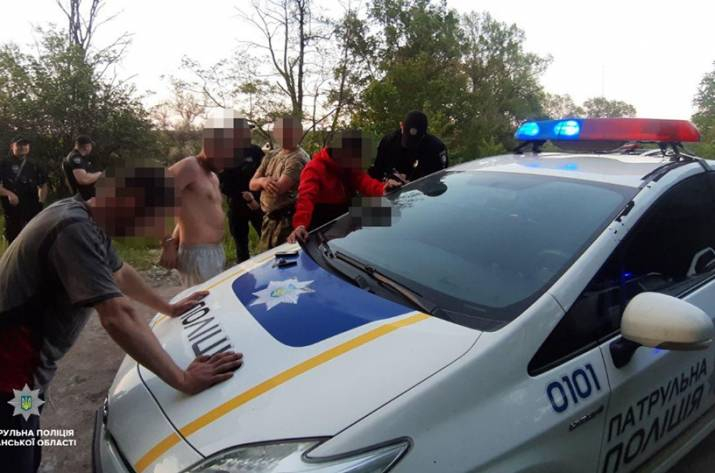 На Луганщине пьяный водитель вез в машине арсенал оружия