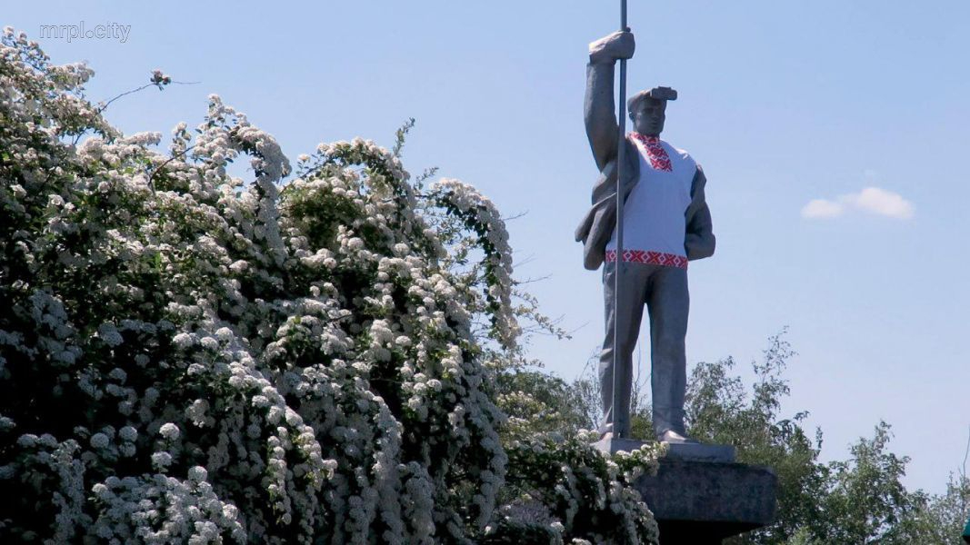 Сталевар Мариуполя в честь завтрашнего праздника переоделся в национальную одежду (фото, видео)