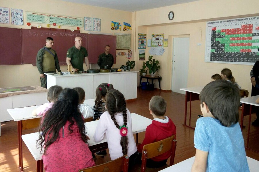 Симики устроили школьникам Донбасса уроки по минной безопасности (фото)