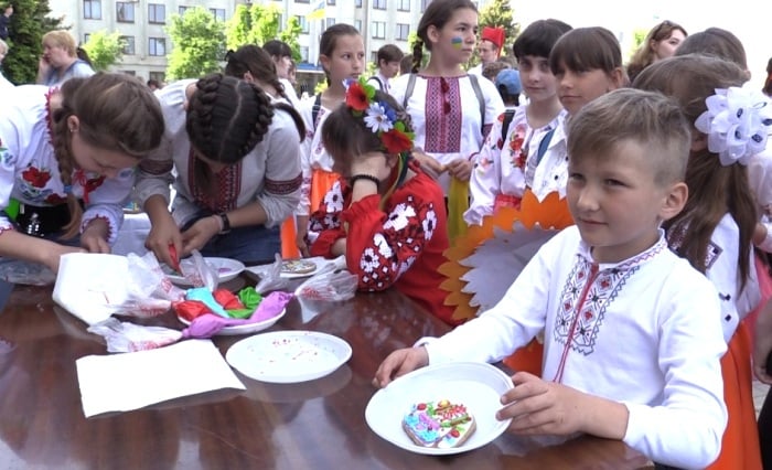 В прифронтовой Попасной с размахом отметили День вышиванки