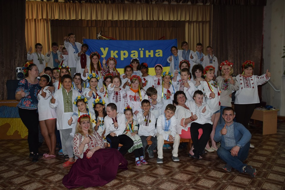 На Луганщине глава СБУ проведал детей в специальной школе-интернате и привез им подарки (фото)
