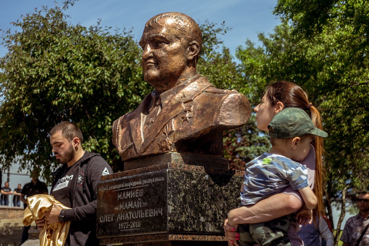 Шел шестой год "гражданской войны". В Донецке открыли памятник погибшему российскому боевику