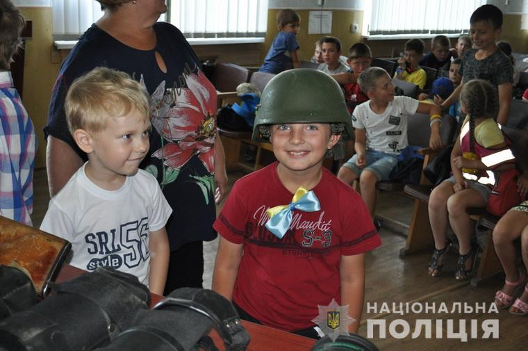 Полицейские Луганщины принимали у себя в гостях детей из лагеря (фото)