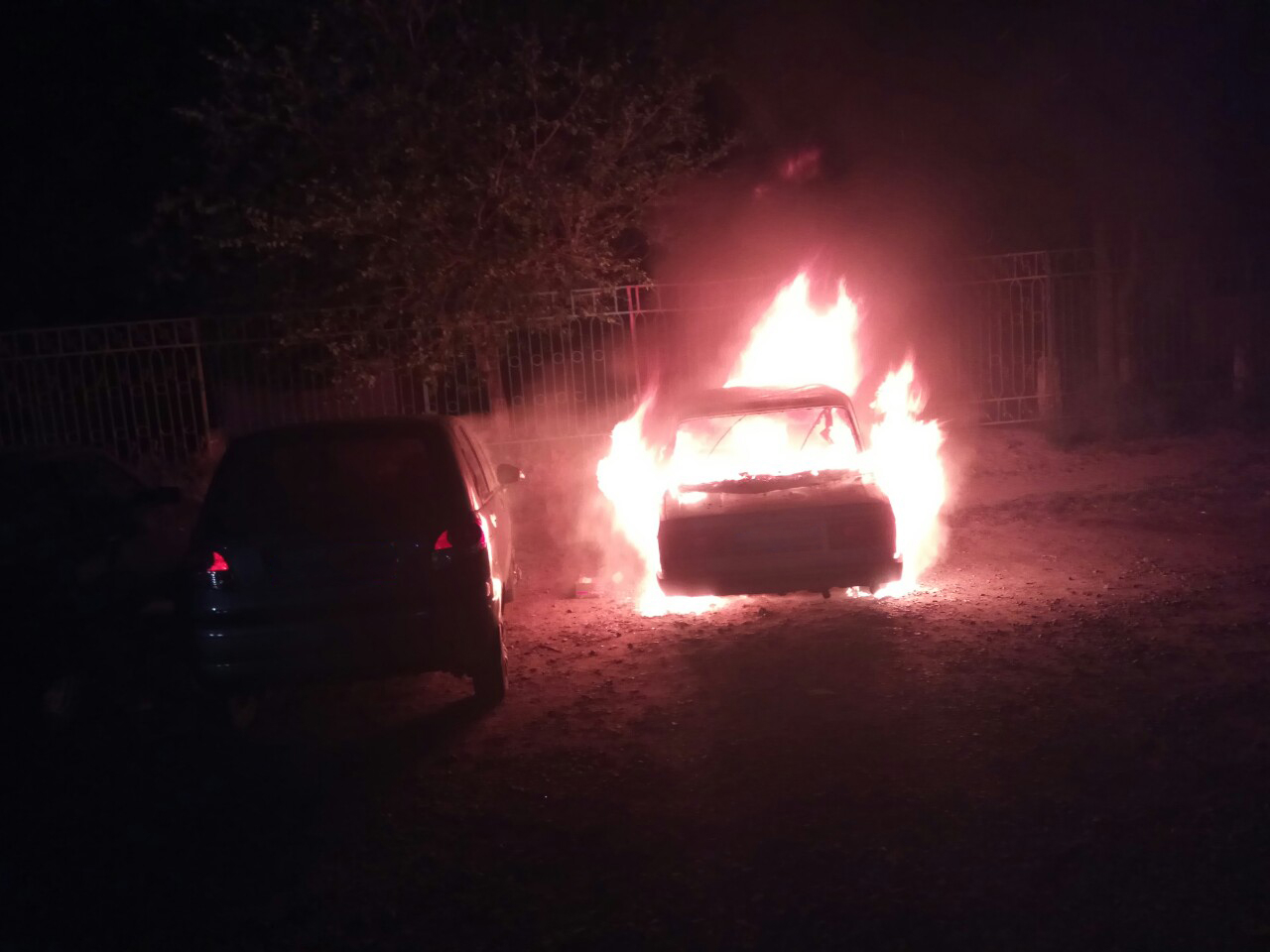 В Северодонецке предотвратили распространение огня ог горевшей машины (фото)