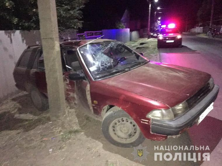 На Луганщине пьяный водитель с детьми в машине врезался в столб