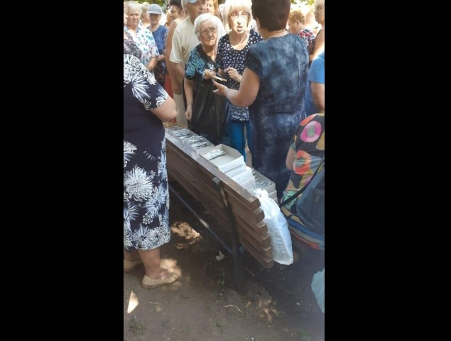 На Луганщине кандидат в депутаты Владимир Струк раздает избирателям очки (фото)