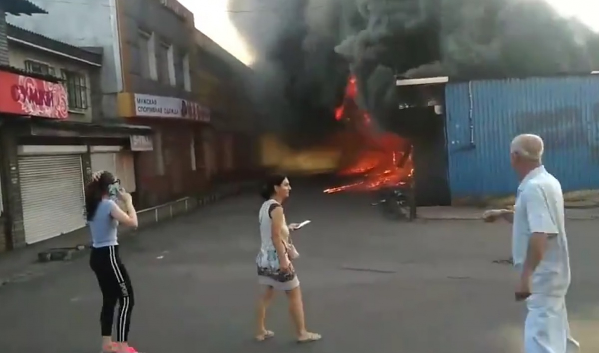 В Енакиево горел центральный рынок (фото, видео)