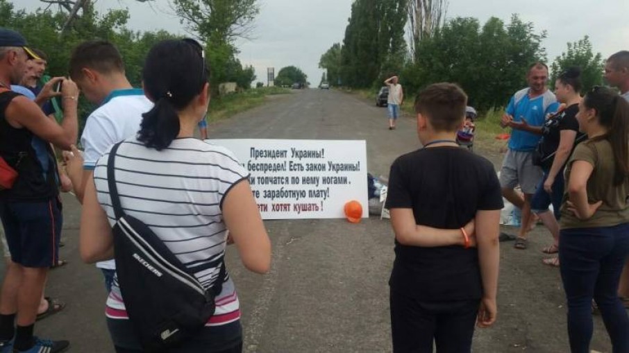 Шахтеры в Донецкой области перекрыли трассу, требуют зарплаты