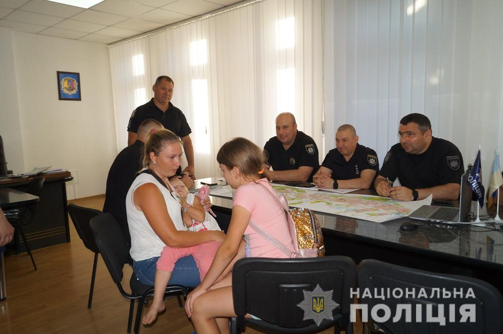Полицейские Луганщины нашли пропавшую по дороге в больницу девочку (фото)