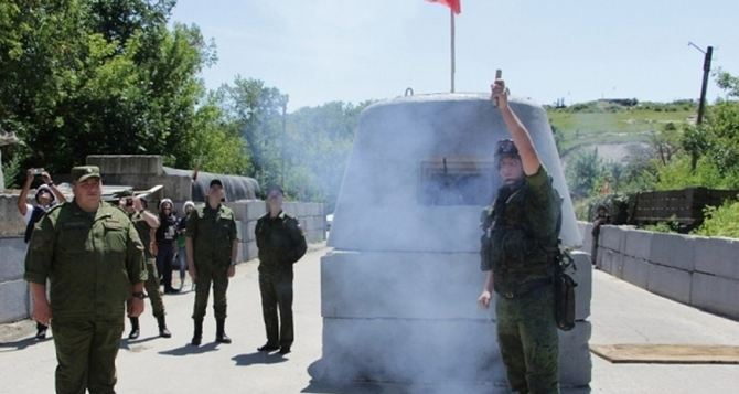 “Если убрать военных, то придет мир” - в Станице Луганской боевики отвели свои силы