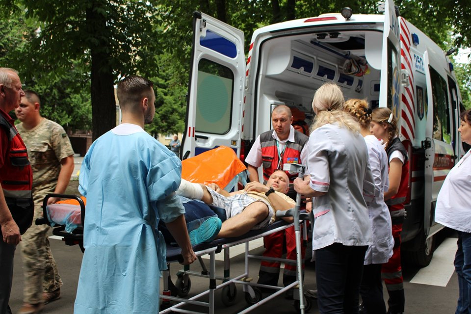 Из Харькова в Киев доставили на лечение 12 бойцов, раненых в зоне ООС