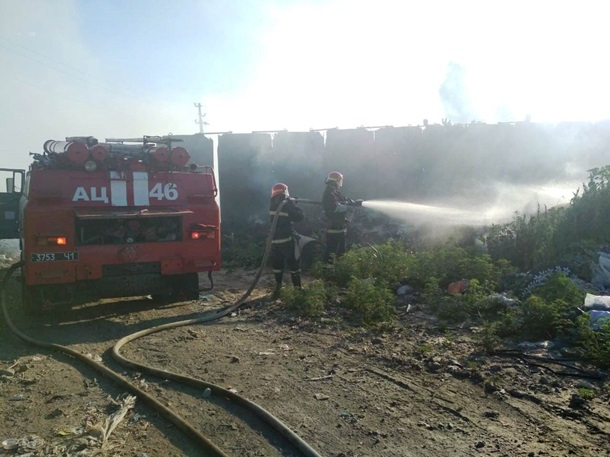 На Днепропетровщине второй день тушат пожар на мусорной свалке (фото)