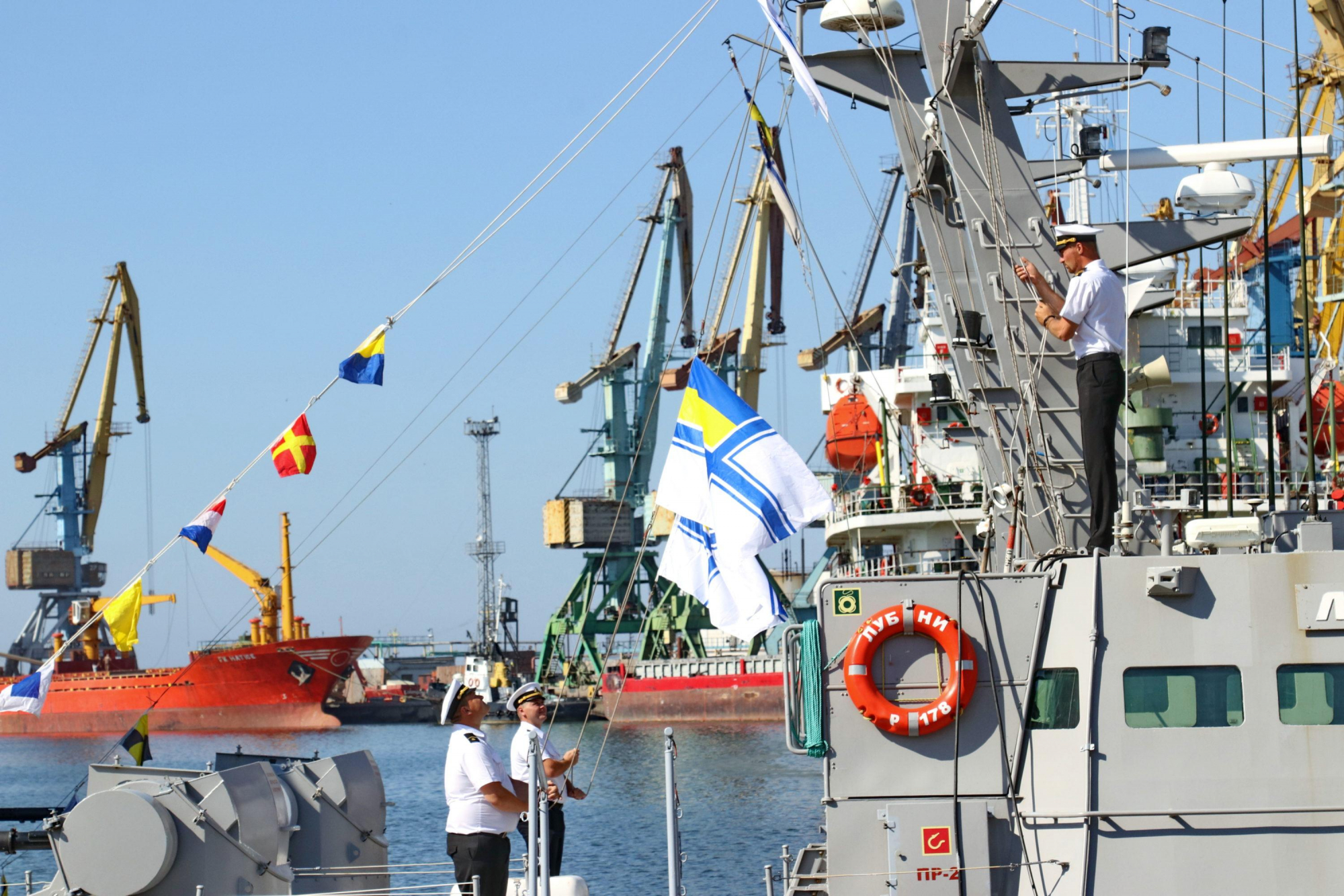 В день украинского флота семьи моряков покатались на катерах (фото)