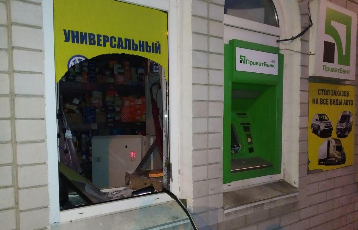 В Днепре подорвали банкомат и похитили кассеты с деньгами (фото)