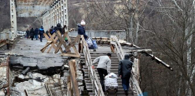 Зеленский обещает мост в Станице Луганской через месяц, боевикам срок – 8 дней