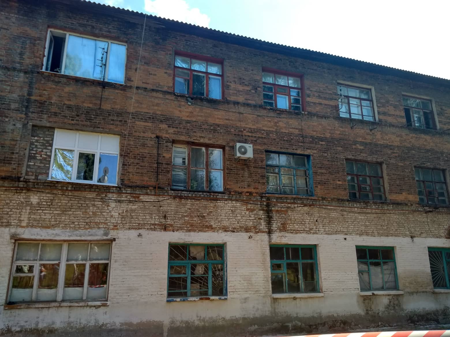 В Лисичанске начал рушиться дом - с последнего этажа пошла трещина (фото)