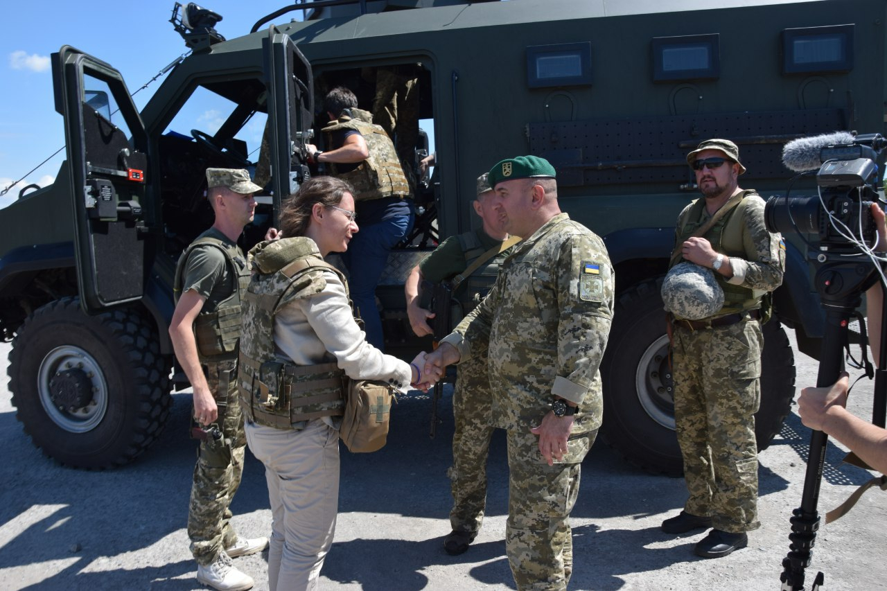 Один из КПВВ Донецкой области посетила французская делегация (фото)