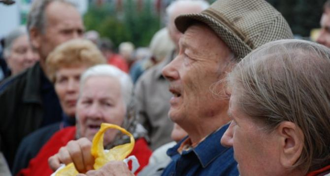 Правозащитники призывают Зеленского начать платить пенсии людям в ОРДЛО