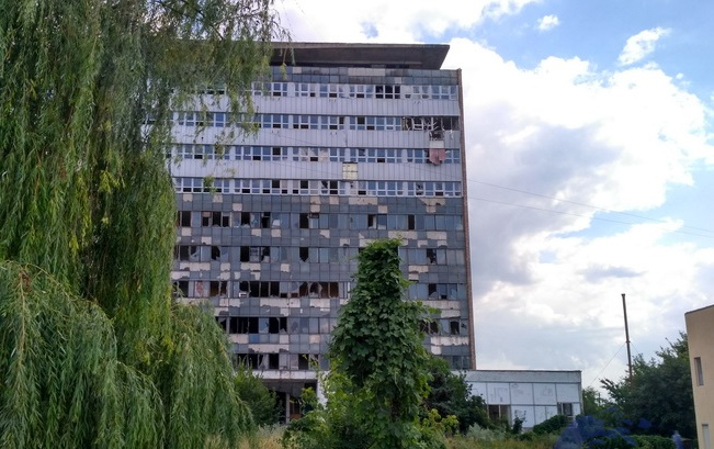 В здании Луганского "огурца" прогремел взрыв (фото)
