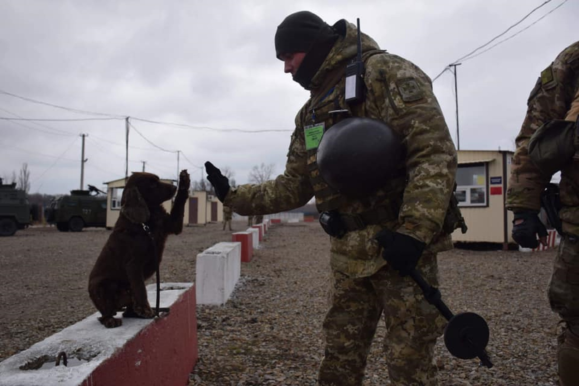 Раздели и разули - пограничники Донбасса остановили на линии разграничения контрабанду