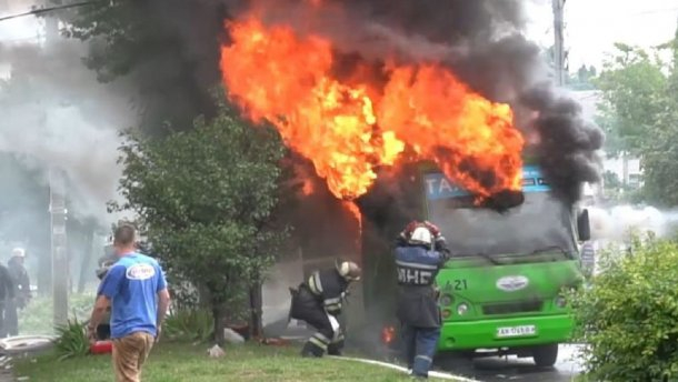 В Харькове факелом сгорела переполненная маршрутка (фото, видео)