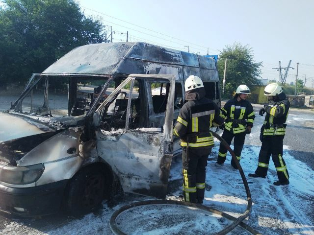 В Запорожье сгорела припаркованная маршрутка (фото, видео)