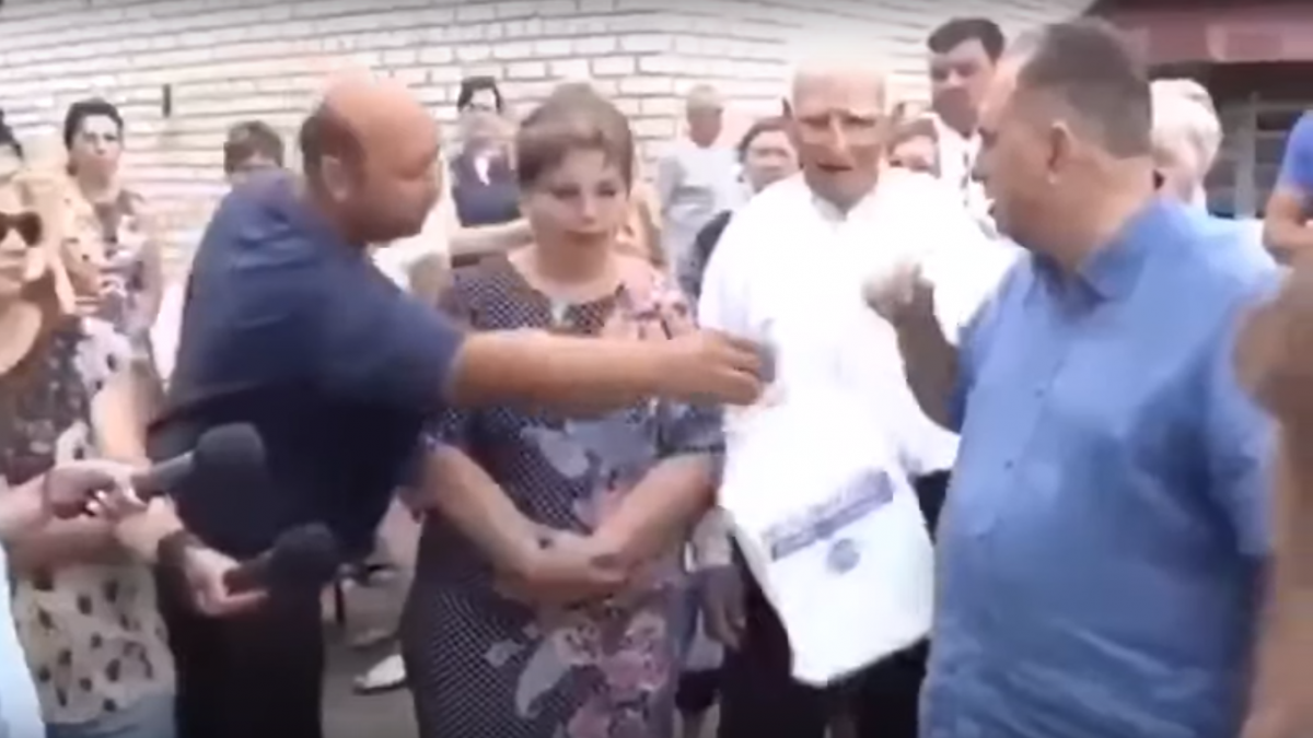 «Себе засунь, чучело огородное»: Борис Колесников оскорбил избирателя (видео)
