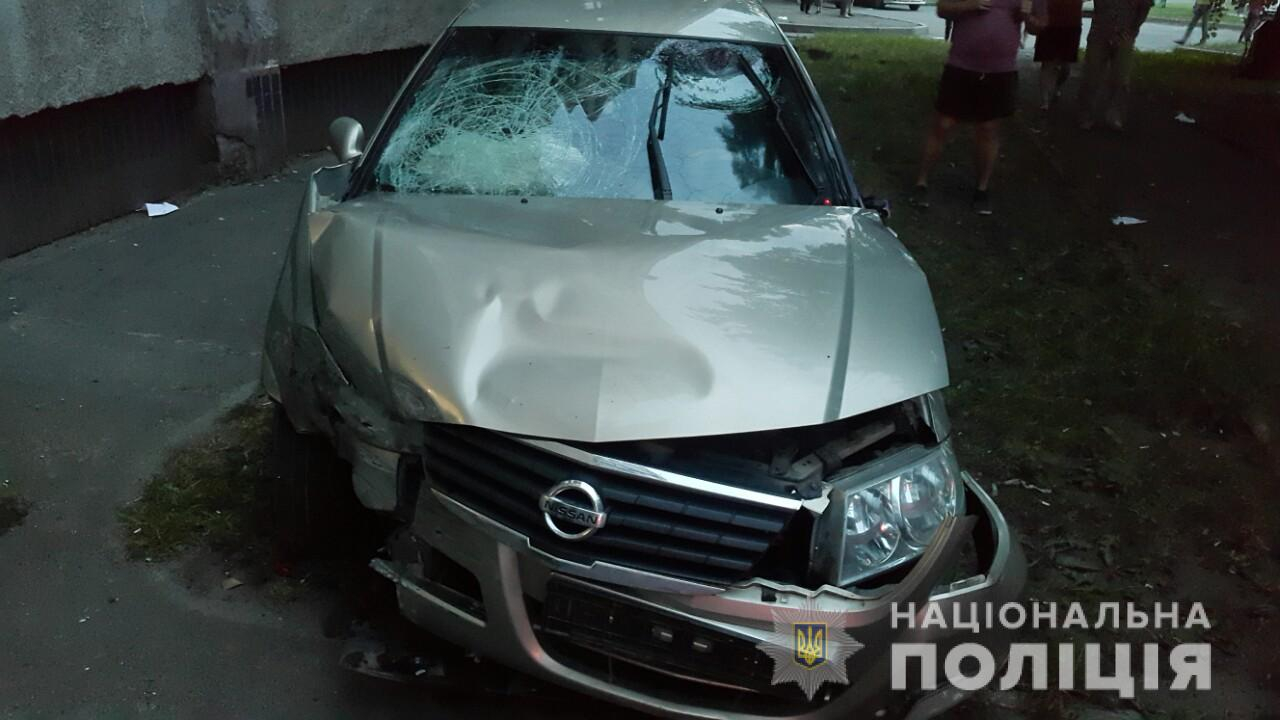 Агитпалатку "Слуги народа" в Харькове снесло авто на скорости