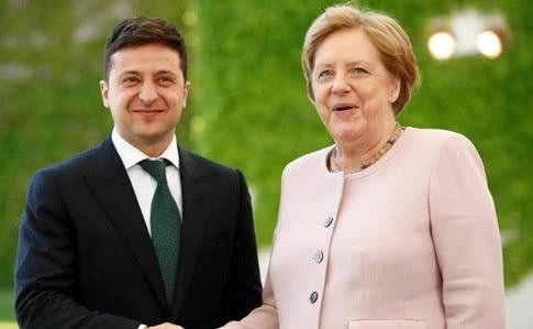 Зеленский поговорил с Меркель о завершении разведения войск в Станице Луганской
