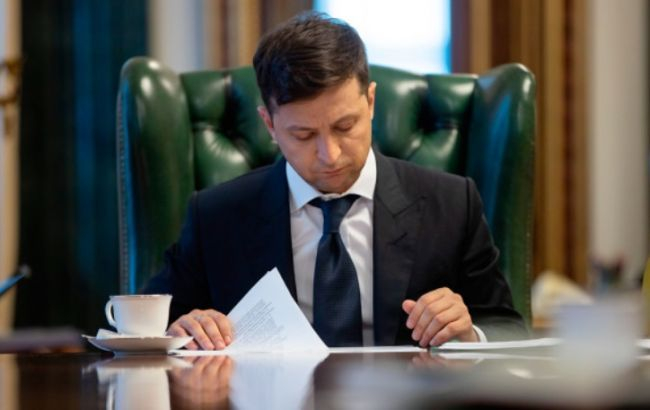 Перед поездкой в Харьков президент уволил еще четырех местных глав районов