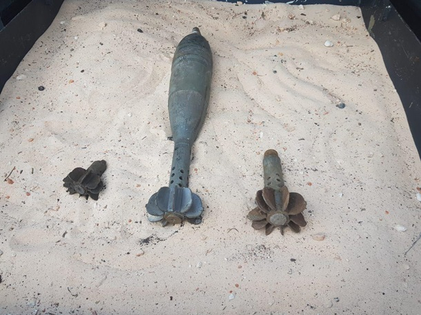 На КПВВ «Майорское» обнаружили мину и артиллерийский снаряд