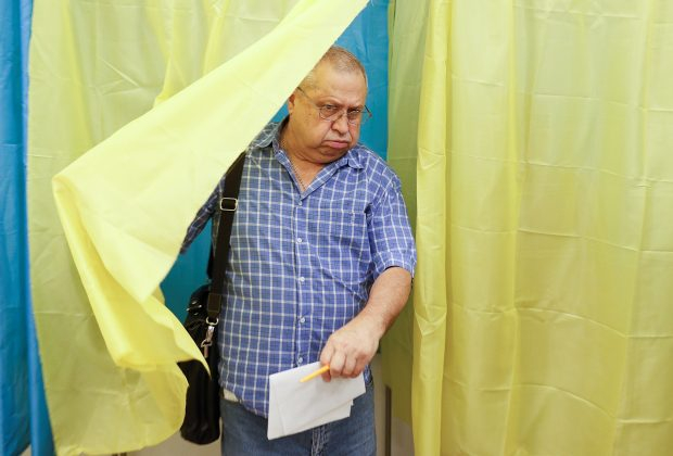Кто выигрывает по Луганской области на выборах в Раду (фото, обновляется)