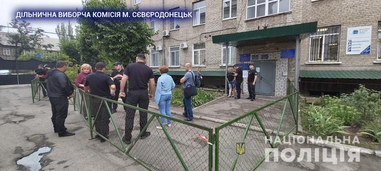 Полиция усилила меры безопасности на двух округах Луганской области (фото)