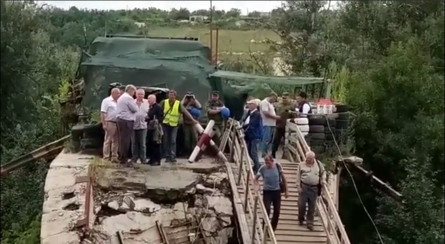 С третьей попытки - в Станице Луганской специалисты наконец-то осмотрели мост (видео)